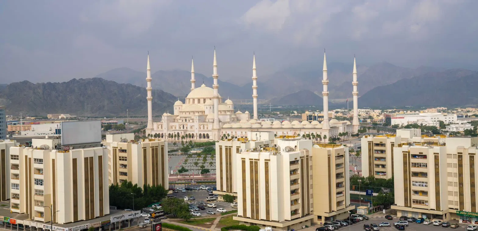 16 Buildings, Fujairah City with Sheikh Zayed Mosque